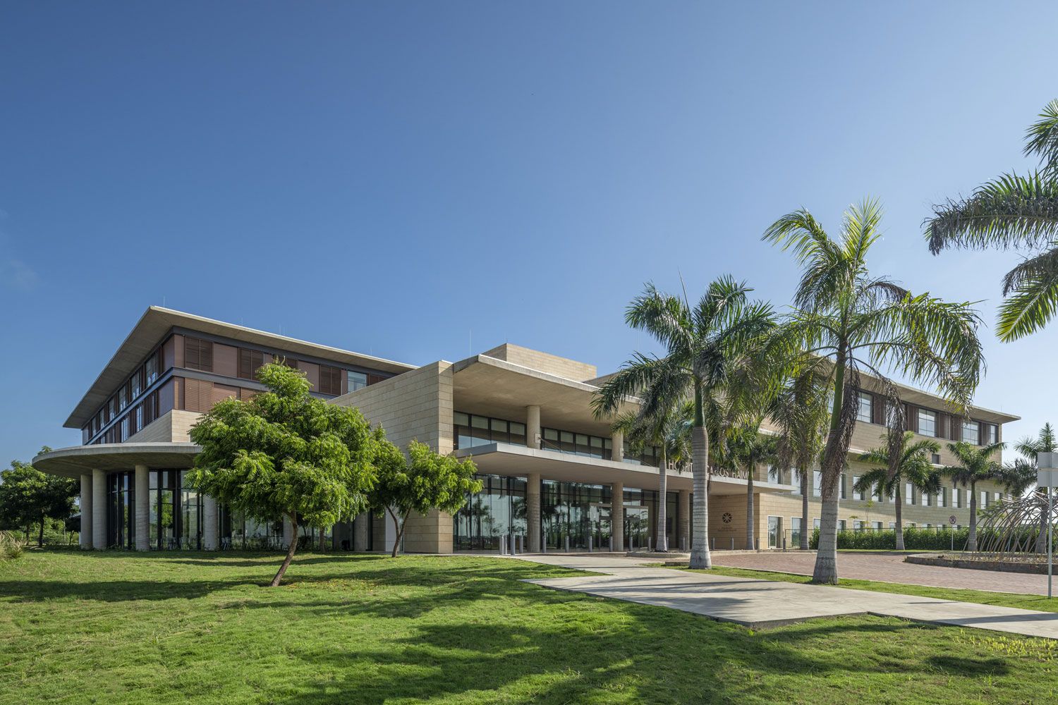 img-safdie-architects-hospital-serena-mar-01