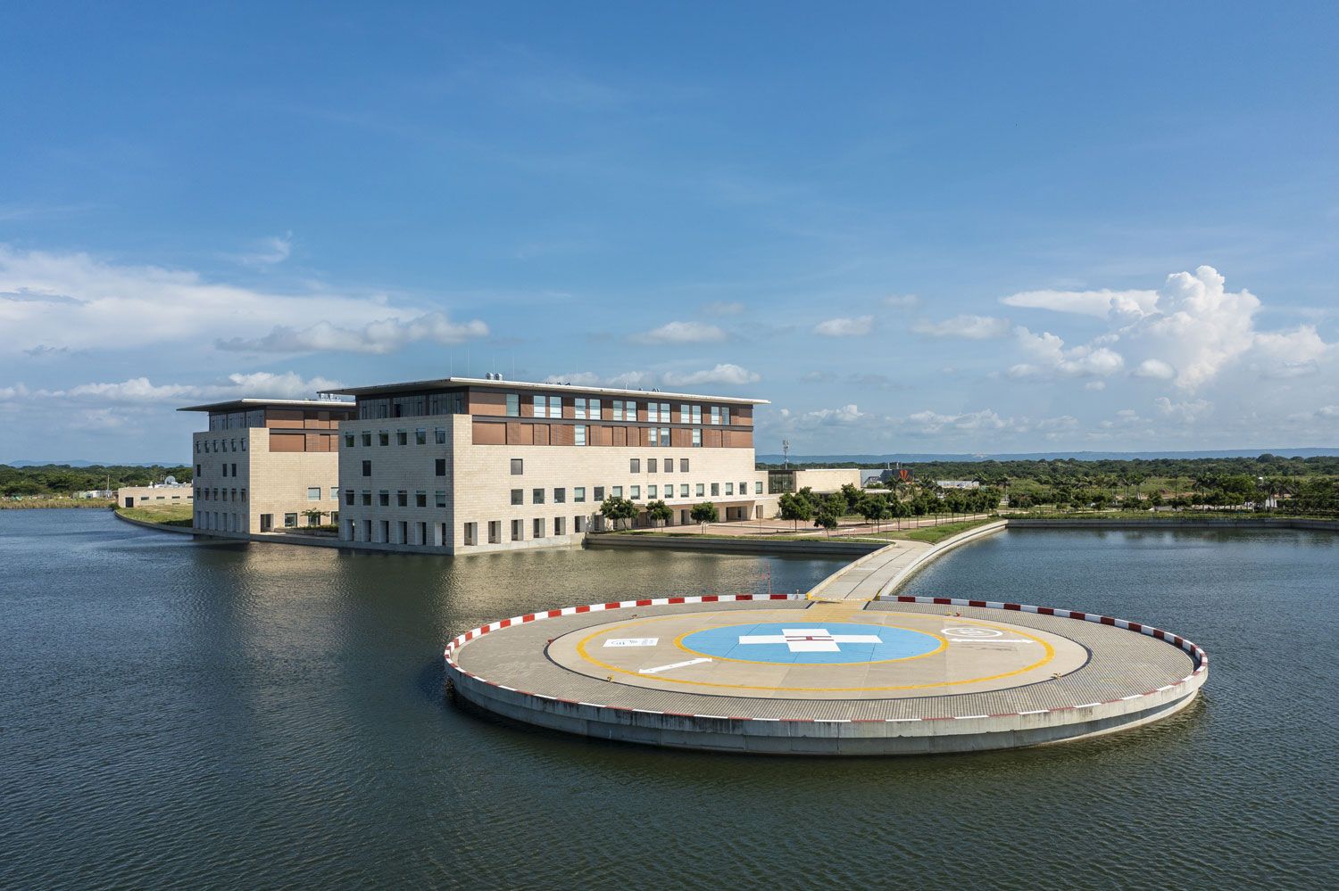 img-safdie-architects-hospital-serena-mar-10